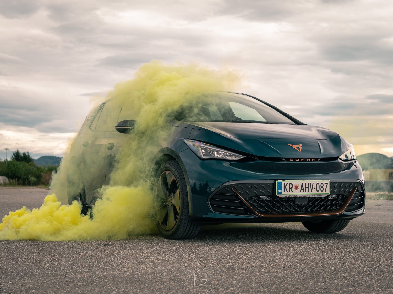 Temno zelena Cupra v oblaku rumenega dima
