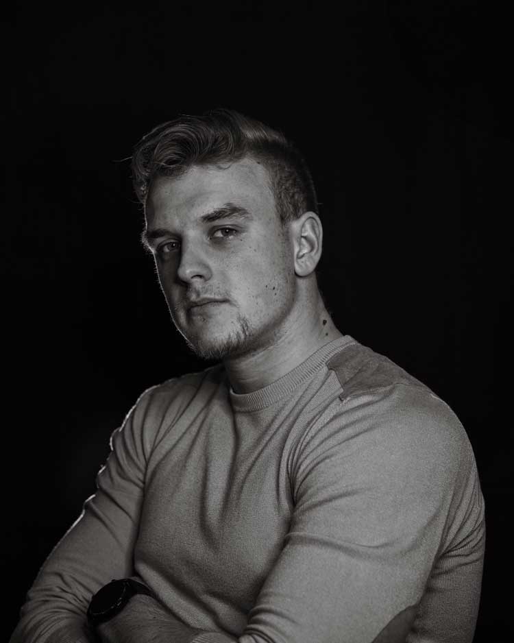 Črno-bel portret fotografa Žige Šircelja