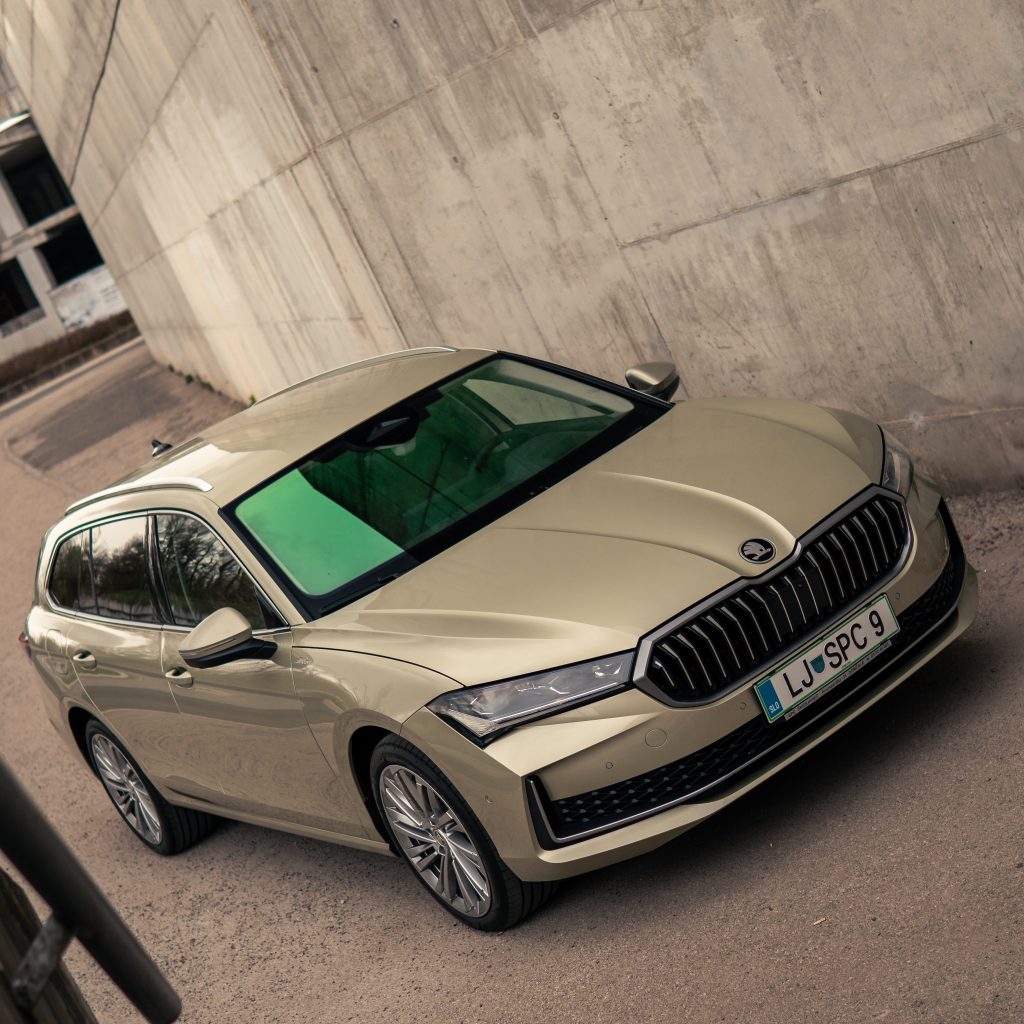 Škoda na betonskem parkirišču
